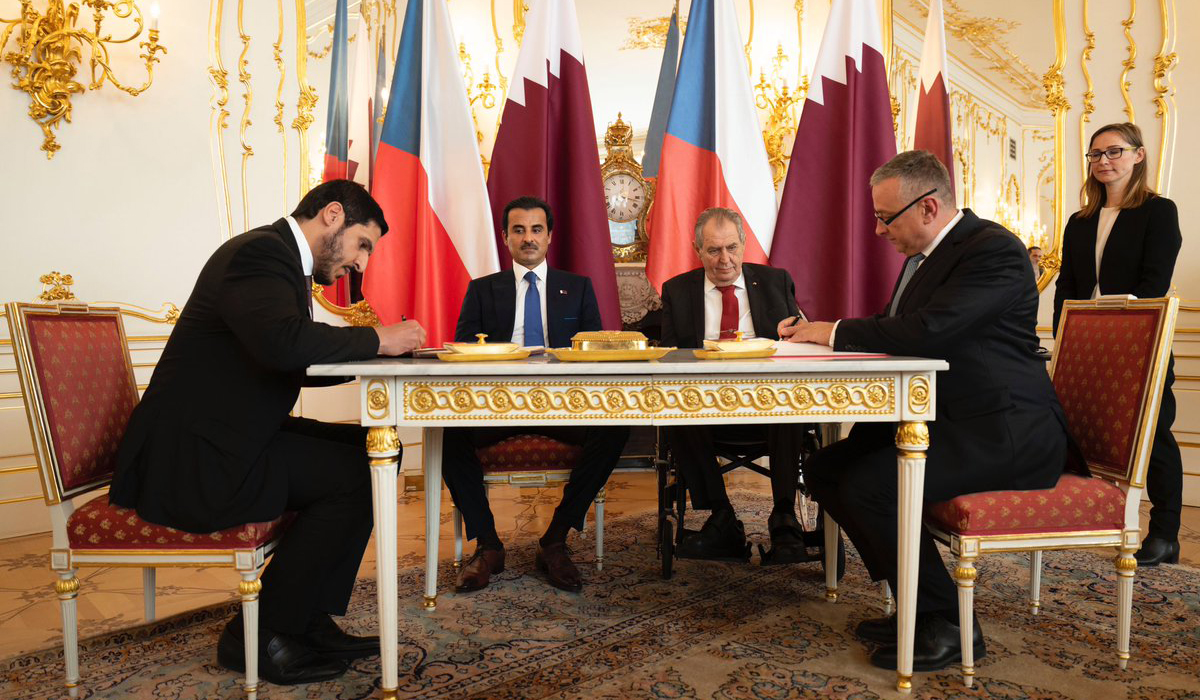 HH the Amir, Czech President Hold Official Talks Session